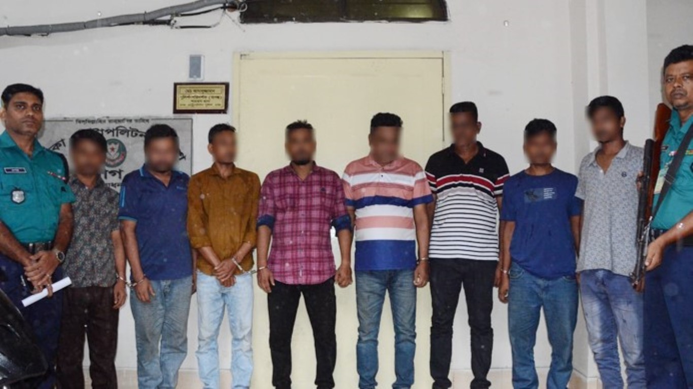 শাহবাগে র‌্যাবের ছদ্মবেশে ডাকাতির ঘটনায় খেলনা পিস্তলসহ ৮ জন গ্রেফতার